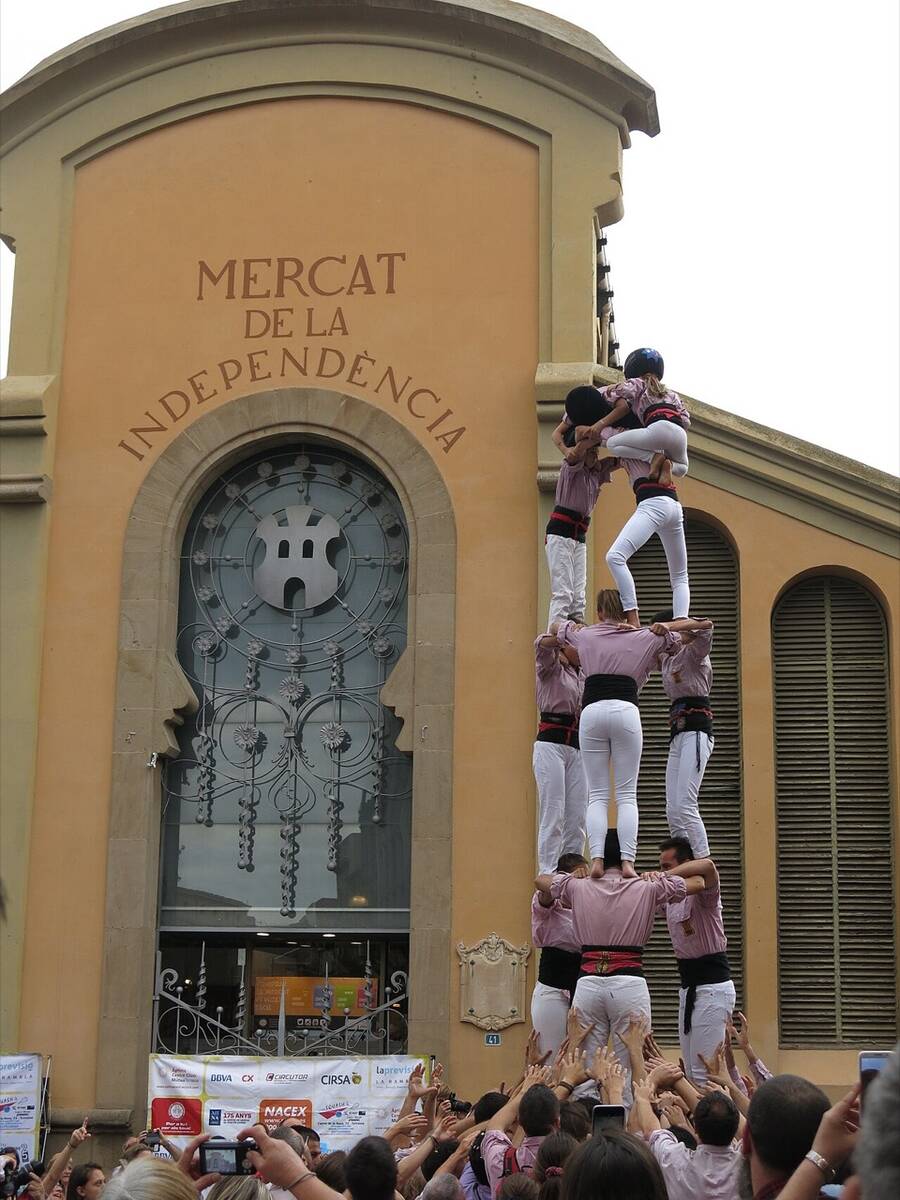 Els Minyons de Terrassa davant el mercat, al Raval