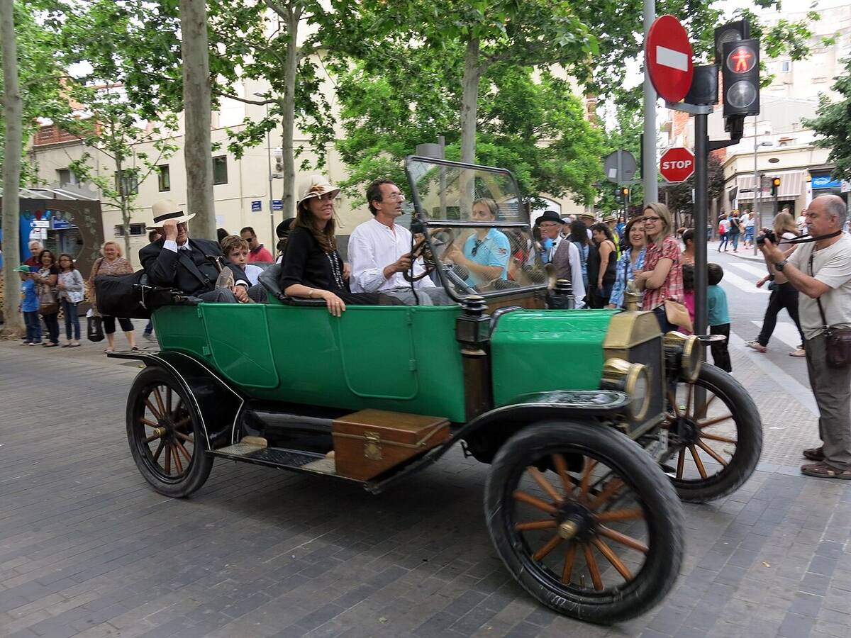Desfilada de cotxes d'època a la Rambla