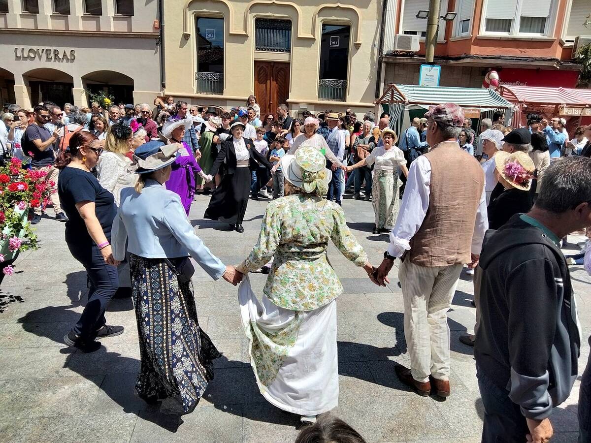 Ballant sardanes vestits d'època al raval de Montserrat